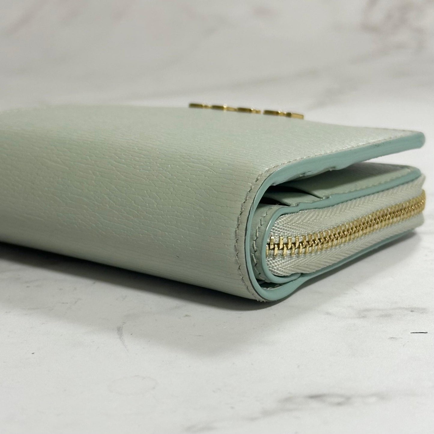 Gucci Bi-fold Wallet Logo Flap Compact Purse Light Green Gold Leather Authentic