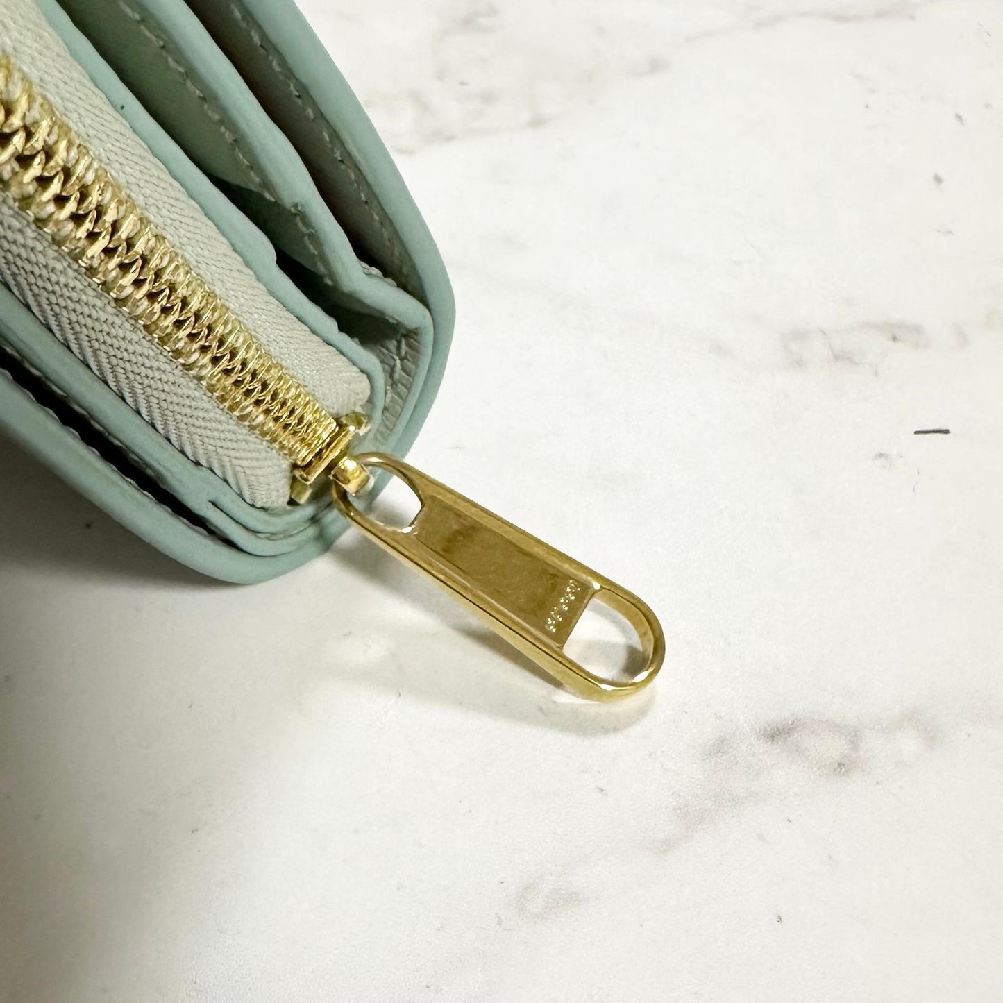 Gucci Bi-fold Wallet Logo Flap Compact Purse Light Green Gold Leather Authentic