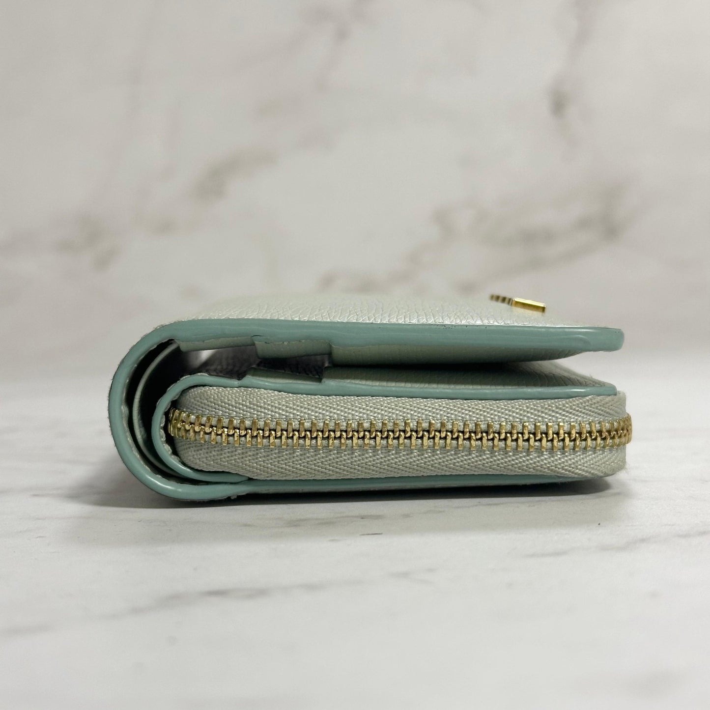 Gucci Bi-fold Wallet Logo Flap Compact Purse Light Green Gold Leather Authentic