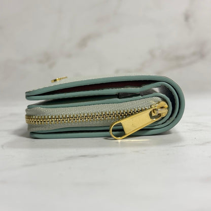 Gucci Bi-fold Wallet Logo Flap Compact Purse Light Green Gold Leather Authentic