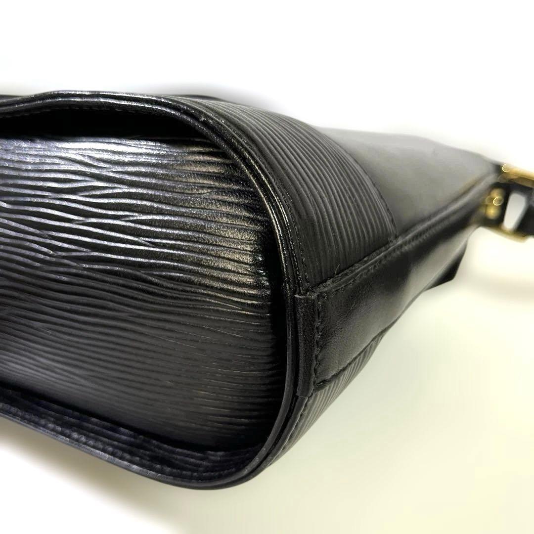 Valentino Garavani Shoulder Bag Purse Leather Black Authentic