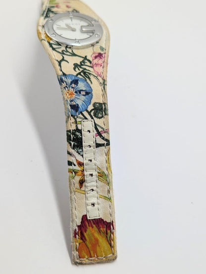 GUCCI 104 Quartz Watch Wristwatch White Silver Floral pattern Women's Authentic
