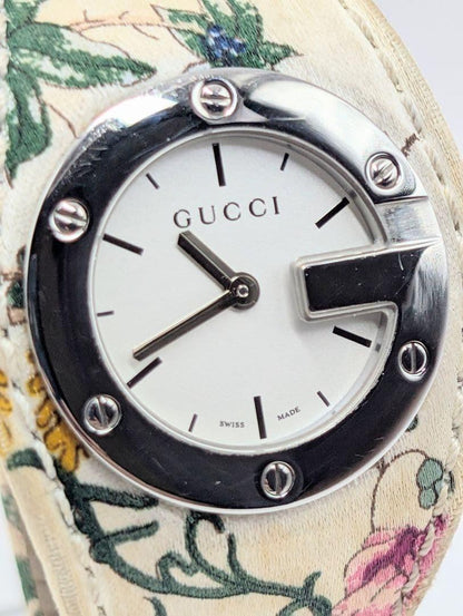 GUCCI 104 Quartz Watch Wristwatch White Silver Floral pattern Women's Authentic